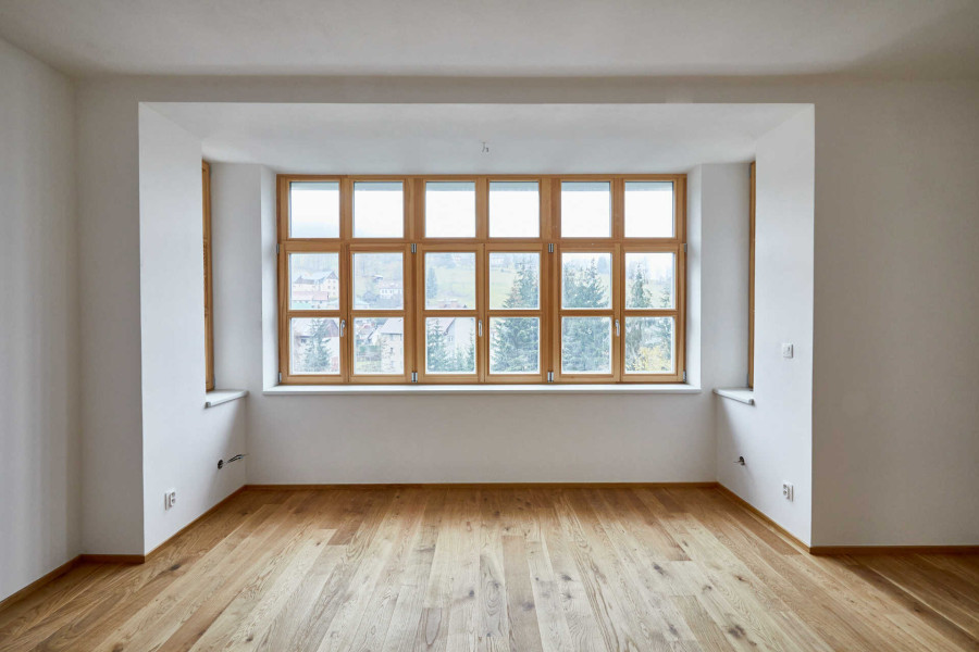 kotel_interier_okno_optimized kotel_interier_okno_optimized